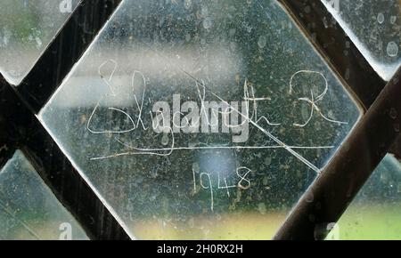 Signature Elizabeth R 1948 égratignée dans une vieille douleur de fenêtre Banque D'Images