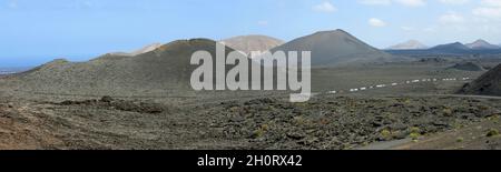 Parc national de Tiymanfire Panorama voitures Queuing dans le paysage volcanique de Lanzarote Banque D'Images