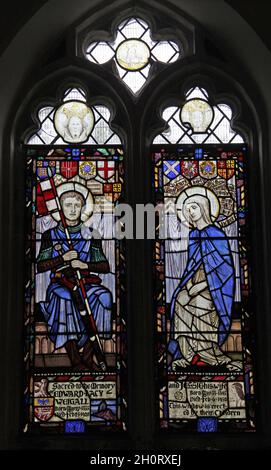 Une vitrail de Robert Anning Bell représentant Saint George et notre Dame, All Saints Church, Wytham, Berkshire, Angleterre Banque D'Images