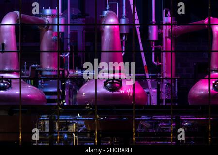 Distillateurs de cuivre à Ardara pour la production du whisky irlandais. Banque D'Images