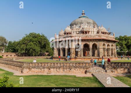 DELHI, INDE - 24 OCTOBRE 2016 : les touristes visitent le tombeau ISA Khan Niyazi dans le complexe de tombeau Humayun à Delhi, Inde. Banque D'Images