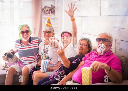 Bonne célébration de la Saint-Sylvestre à la maison avec des jeunes et des personnes âgées famille qui s'amusent tous ensemble et regardant sur l'appareil photo - gaies et mixtes générations Banque D'Images