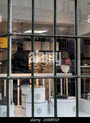 Vitrine de Lock & Co., Hatters, anciennement James Lock and Company; 6 St James's St, Londres, fondée en 1676.Les auteurs du Bowler (le Coca) Banque D'Images