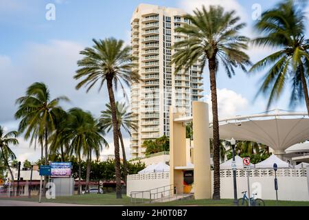 Miami Beach, FL, États-Unis - 13 octobre 2021 : North Beach Band Shell.Flou de mouvement en longue exposition Banque D'Images