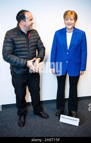 Brême, Allemagne.14 octobre 2021.Alexis Vaiou, fan de Merkel, se trouve à côté de la cime grandeur nature de la chancelière A. Merkel au siège de la CDU.Le restaurateur de Bremerhaven et le fan auto-avoué de Merkel Alexis Vaiou a fait le chiffre et le laisse maintenant à la CDU dans la ville hanséatique.Credit: Sina Schuldt/dpa/Alay Live News Banque D'Images