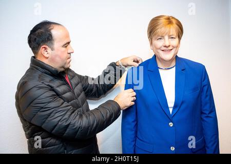 Brême, Allemagne.14 octobre 2021.Alexis Vaiou, fan de Merkel, se trouve à côté de la cime grandeur nature de la chancelière A. Merkel au siège de la CDU.Le restaurateur de Bremerhaven et le fan auto-avoué de Merkel Alexis Vaiou a fait le chiffre et le laisse maintenant à la CDU dans la ville hanséatique.Credit: Sina Schuldt/dpa/Alay Live News Banque D'Images