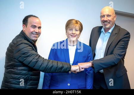 Brême, Allemagne.14 octobre 2021.Le fan de Merkel Alexis Vaiou (l), et Carsten Meyer-Heder, président d'État de la CDU de Brême, se tiennent à côté de la cime grandeur nature de la chancelière A. Merkel au siège de la CDU.Le restaurateur de Bremerhaven et le fan auto-avoué de Merkel Alexis Vaiou a fait le chiffre et le laisse maintenant à la CDU dans la ville hanséatique.Credit: Sina Schuldt/dpa/Alay Live News Banque D'Images