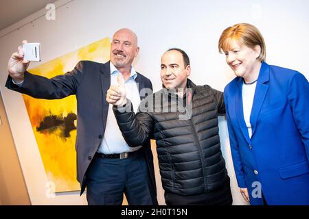 Brême, Allemagne.14 octobre 2021.Le fan de Merkel Alexis Vaiou (m) et Carsten Meyer-Heder (l), président d'État de la CDU de Brême, prennent un selfie avec la figure de cire grandeur nature de la chancelière A. Merkel au siège de la CDU.Le restaurateur de Bremerhaven et le fan auto-avoué de Merkel Alexis Vaiou a fait le chiffre et le laisse maintenant à la CDU dans la ville hanséatique.Credit: Sina Schuldt/dpa/Alay Live News Banque D'Images