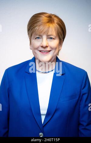 Brême, Allemagne.14 octobre 2021.La cirée grandeur nature de la chancelière A. Merkel se trouve au siège de la CDU.Le restaurateur de Bremerhaven et le fan auto-confessé de Merkel A. Vaiou a fait la figure et la laisse maintenant à la CDU dans la ville hanséatique.Credit: Sina Schuldt/dpa/Alay Live News Banque D'Images