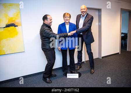 Brême, Allemagne.14 octobre 2021.Le fan de Merkel Alexis Vaiou (l), et Carsten Meyer-Heder, président d'État de la CDU de Brême, se tiennent à côté de la cime grandeur nature de la chancelière A. Merkel au siège de la CDU.Le restaurateur de Bremerhaven et le fan auto-avoué de Merkel Alexis Vaiou a fait le chiffre et le laisse maintenant à la CDU dans la ville hanséatique.Credit: Sina Schuldt/dpa/Alay Live News Banque D'Images