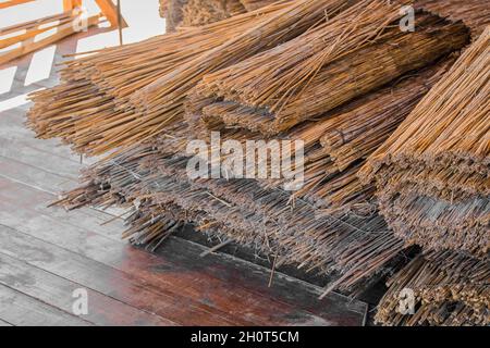 Le matériau naturel de la corde de paille en roseau sèche est stocké en rouleaux. Banque D'Images