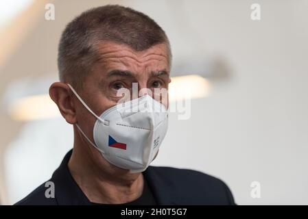 Prague, République tchèque.14 octobre 2021.Le Premier ministre tchèque Andrej Babis, du parti ANO, parle aux médias après avoir reçu la troisième injection avec une dose de vaccin Comirnaty Covid-19 du producteur Pfizer/BioNTech à l'hôpital militaire central de Prague.La troisième dose de vaccin Covid-19 est disponible à partir du 20 septembre pour public en République tchèque.Plus de 26 000 personnes ont déjà reçu la troisième dose cordiale de la vaccination Covid-19.Crédit : SOPA Images Limited/Alamy Live News Banque D'Images