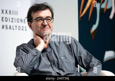 Turin, Italie.14 octobre 2021.L'écrivain espagnol Javier Cercas participe à la 33ème Foire internationale du livre de Turin.La Foire internationale du livre de Turin (Salone Internazionale del Libro) est la plus grande foire commerciale italienne du livre, qui se tient chaque année à Turin.Credit: Nicolò Campo/Alay Live News Banque D'Images