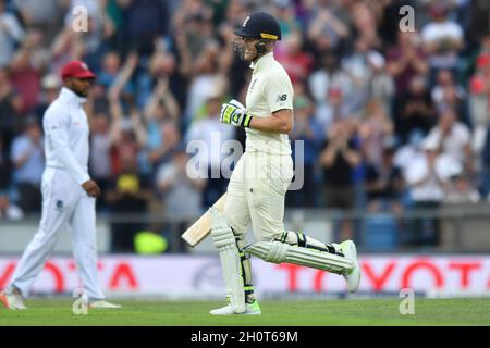 Ben Stokes, en Angleterre, fête ses 100 buts non sortis lors du premier jour du deuxième match de test d'Investec au terrain de cricket de Headingley, à Leeds, dans le Yorkshire Banque D'Images