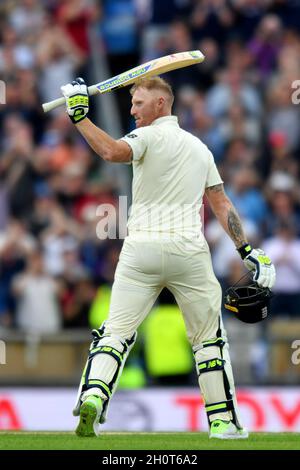 Ben Stokes, en Angleterre, fête ses 100 buts non sortis lors du premier jour du deuxième match de test d'Investec au terrain de cricket de Headingley, à Leeds, dans le Yorkshire Banque D'Images