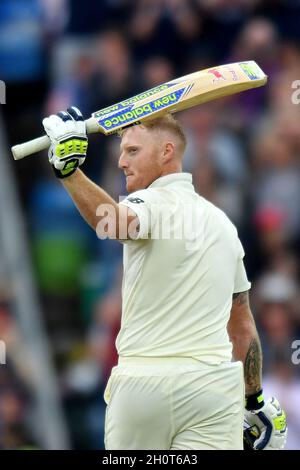 Ben Stokes, en Angleterre, fête ses 100 buts non sortis lors du premier jour du deuxième match de test d'Investec au terrain de cricket de Headingley, à Leeds, dans le Yorkshire Banque D'Images