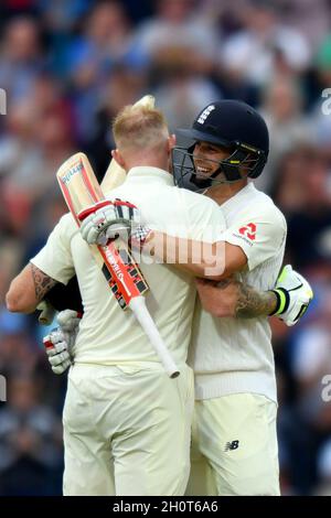 Ben Stokes (à gauche), en Angleterre, célèbre le score de 100 pas en dehors avec Chris Woakes lors du premier jour du deuxième match de test d'Investec au terrain de cricket de Headingley, Leeds, Yorkshire Banque D'Images