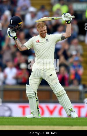 Ben Stokes, en Angleterre, fête ses 100 buts non sortis lors du premier jour du deuxième match de test d'Investec au terrain de cricket de Headingley, à Leeds, dans le Yorkshire Banque D'Images