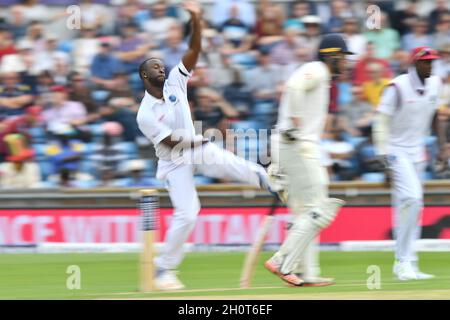 Les West Indies's Kemar Roach Bowls au cours de la première journée du deuxième match d'essai d'Investec au terrain de cricket de Headingley, à Leeds, dans le Yorkshire Banque D'Images