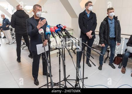 Prague, République tchèque.14 octobre 2021.Le Premier ministre tchèque Andrej Babis, du parti ANO, parle aux médias après avoir reçu la troisième injection avec une dose de vaccin Comirnaty Covid-19 du producteur Pfizer/BioNTech à l'hôpital militaire central de Prague.La troisième dose de vaccin Covid-19 est disponible à partir du 20 septembre pour public en République tchèque.Plus de 26 000 personnes ont déjà reçu la troisième dose cordiale de la vaccination Covid-19.(Photo de Tomas Tkachik/SOPA Images/Sipa USA) crédit: SIPA USA/Alay Live News Banque D'Images