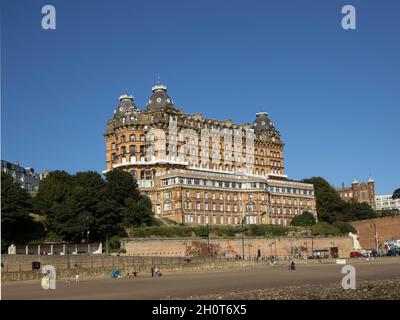 Construit en 1863, le Grand Hôtel de Scarborough était le plus grand d'Europe à l'époque.Une caractéristique dominante de South Bay Banque D'Images