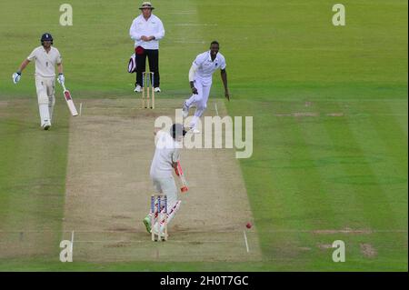 Jason Holder des West Indies prend le cricket de Joe Root en Angleterre pour 1 course pendant le premier jour du troisième match d'essai d'Investec au terrain de cricket de Lord's, Londres Banque D'Images