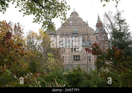 Le Nordic Museum (Suédois: Nordiska museet) est un musée situé sur Djurgården, une île du centre de Stockholm, en Suède, dédié à l'histoire culturelle et à l'ethnographie de la Suède dès le début de la période moderne.Photo de Stockholm, Suède, dimanche après-midi. Banque D'Images