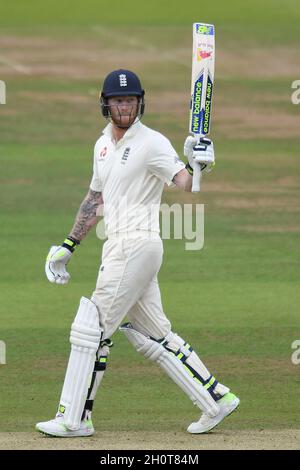 Ben Stokes, en Angleterre, fête ses 50 points non sortis au cours de la deuxième journée du troisième match de test d'Investec au terrain de cricket de Lord's, à Londres Banque D'Images