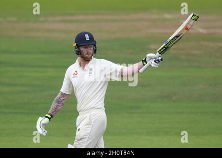 Ben Stokes, en Angleterre, fête ses 50 points non sortis au cours de la deuxième journée du troisième match de test d'Investec au terrain de cricket de Lord's, à Londres Banque D'Images