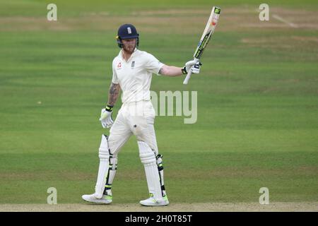 Ben Stokes, en Angleterre, fête ses 50 points non sortis au cours de la deuxième journée du troisième match de test d'Investec au terrain de cricket de Lord's, à Londres Banque D'Images