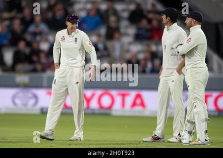 Le capitaine d'Angleterre Joe Root sourit lors du deuxième jour du troisième match d'essai d'Investec au terrain de cricket de Lord's, à Londres Banque D'Images