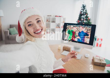 Photo de charmante jolie jeune femme habillée blanc chandail parlant moderne gadget tking selfie sourire intérieur chambre maison Banque D'Images