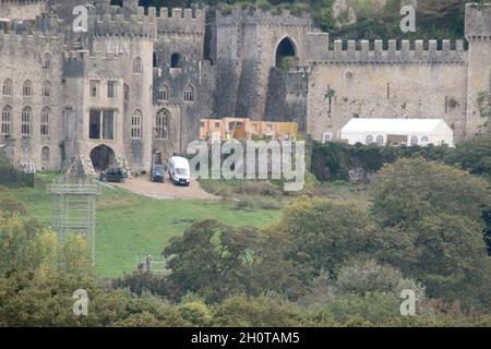 Château de Gwrych Abergele Nord du pays de Galles.Le travail continue de préparer le château de Gwych pour le retour de la télé-réalité populaire Je suis une célébrité .Les travailleurs semblent assembler une grande structure en bois près de l'entrée du château Banque D'Images