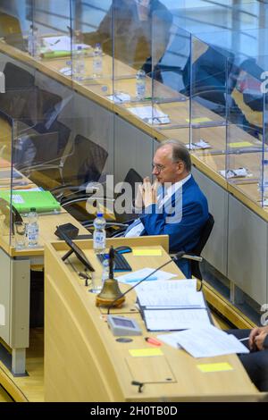 Magdebourg, Allemagne.14 octobre 2021.Reiner Haseloff (CDU), Premier ministre de Saxe-Anhalt, attend au banc du gouvernement la fin du décompte des voix lors de l'élection d'un membre de l'AfD en tant que vice-président du Parlement de l'État.Le candidat de l'AfD a été obtenu au premier tour de scrutin.Credit: Klaus-Dietmar Gabbert/dpa-Zentralbild/dpa/Alay Live News Banque D'Images