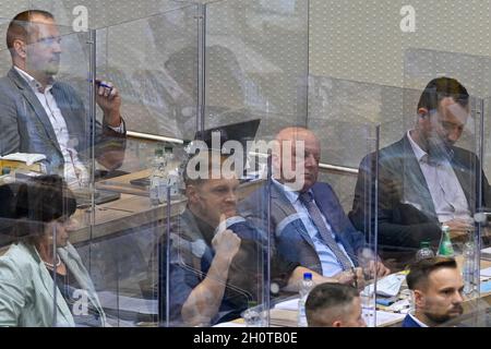 Magdebourg, Allemagne.14 octobre 2021.Hagen Kohl (2vr, AfD) siège dans la salle plénière du Parlement de l'État au milieu des députés de l'AfD et entend les résultats des élections.Au Parlement de l'État, il a été élu vice-président du Parlement de l'État.Au premier tour de scrutin, il a échoué, et l'AfD a demandé un deuxième tour de scrutin.Credit: Klaus-Dietmar Gabbert/dpa-Zentralbild/dpa/Alay Live News Banque D'Images