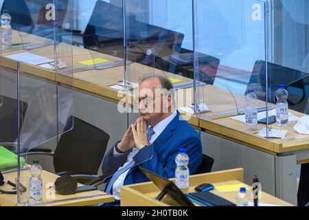 Magdebourg, Allemagne.14 octobre 2021.Reiner Haseloff (CDU), Premier ministre de Saxe-Anhalt, attend au banc du gouvernement la fin du décompte des voix lors de l'élection d'un membre de l'AfD en tant que vice-président du Parlement de l'État.Le candidat de l'AfD a été obtenu au premier tour de scrutin.Credit: Klaus-Dietmar Gabbert/dpa-Zentralbild/dpa/Alay Live News Banque D'Images