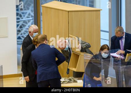 Magdebourg, Allemagne.14 octobre 2021.Les membres du Parlement de Saxe-Anhalt vident les urnes pour compter les votes.Dans l'après-midi, un député de l'AfD devait être élu vice-président du Parlement de l'État.Au premier tour de scrutin, le candidat a échoué, et l'AfD a demandé un deuxième tour de scrutin.Credit: Klaus-Dietmar Gabbert/dpa-Zentralbild/dpa/Alay Live News Banque D'Images