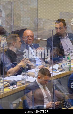 Magdebourg, Allemagne.14 octobre 2021.Hagen Kohl (2vr, AfD) siège dans la salle plénière du Parlement de l'État au milieu des députés de l'AfD.Au Parlement de l'État, il a été élu vice-président du Parlement de l'État.Au premier tour de scrutin, il a échoué, et l'AfD a demandé un deuxième tour de scrutin.Credit: Klaus-Dietmar Gabbert/dpa-Zentralbild/dpa/Alay Live News Banque D'Images