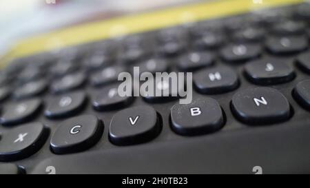 Clavier d'ordinateur noir , disposition réaliste des boutons de l'ordinateur portable isolé sur fond noir. Banque D'Images