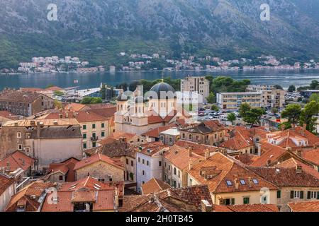 Vue sur la ville de Kotor depuis le haut au Monténégro. Banque D'Images