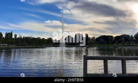 Parque de las Cruces, un parc urbain avec des lacs, une fontaine, une aire de jeux pour enfants et un terrain pour chiens, à Madrid, en Espagne.Europe. Banque D'Images