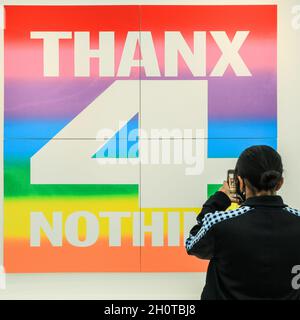 Londres, Royaume-Uni.14 octobre 2021.Un visiteur prend des photos de "merci 4 rien", John Giorno, 2015.Frieze London se concentre sur l'art contemporain et les artistes vivants.Credit: Imagetraceur/Alamy Live News Banque D'Images