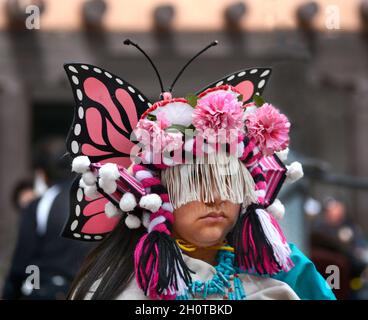 Des danseurs amérindiens du Pueblo de Zuni au Nouveau-Mexique se produisent à l'occasion de la Journée des peuples autochtones à Santa Fe, Nouveau-Mexique. Banque D'Images