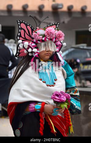 Des danseurs amérindiens du Pueblo de Zuni au Nouveau-Mexique se produisent à l'occasion de la Journée des peuples autochtones à Santa Fe, Nouveau-Mexique. Banque D'Images