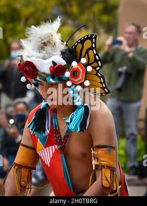 Des danseurs amérindiens du Pueblo de Zuni au Nouveau-Mexique se produisent à l'occasion de la Journée des peuples autochtones à Santa Fe, Nouveau-Mexique. Banque D'Images