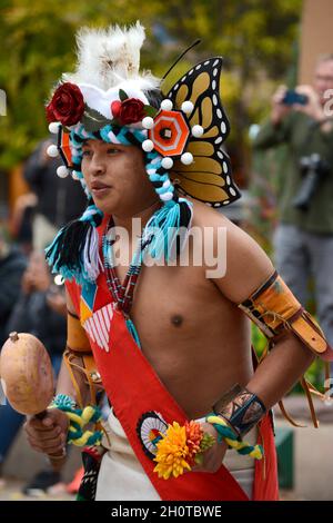 Des danseurs amérindiens du Pueblo de Zuni au Nouveau-Mexique se produisent à l'occasion de la Journée des peuples autochtones à Santa Fe, Nouveau-Mexique. Banque D'Images