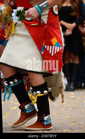 Des danseurs amérindiens du Pueblo de Zuni au Nouveau-Mexique se produisent à l'occasion de la Journée des peuples autochtones à Santa Fe, Nouveau-Mexique. Banque D'Images