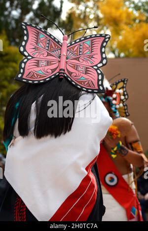 Des danseurs amérindiens du Pueblo de Zuni au Nouveau-Mexique se produisent à l'occasion de la Journée des peuples autochtones à Santa Fe, Nouveau-Mexique. Banque D'Images