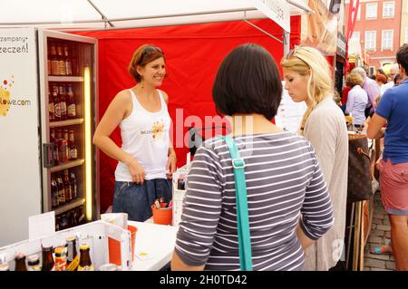 POZNAN, POLOGNE - 15 août 2013 : une femme enceinte achète de la bière sans alcool pendant un festival de nourriture sur la place de la vieille ville Banque D'Images