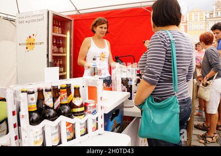 POZNAN, POLOGNE - 15 août 2013 : une femme enceinte achète de la bière sans alcool pendant un festival de nourriture sur la place de la vieille ville Banque D'Images